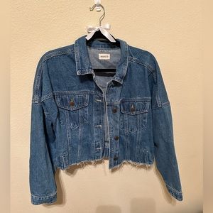 Cropped distressed denim jacket.👖Never worn.
